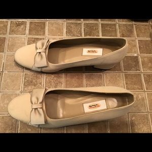 Women’s Shoes size 8M Talbots beige pumps